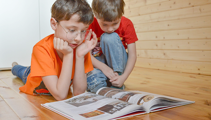 Niños estudiando en la escuela Niños estudiando en la escuela
